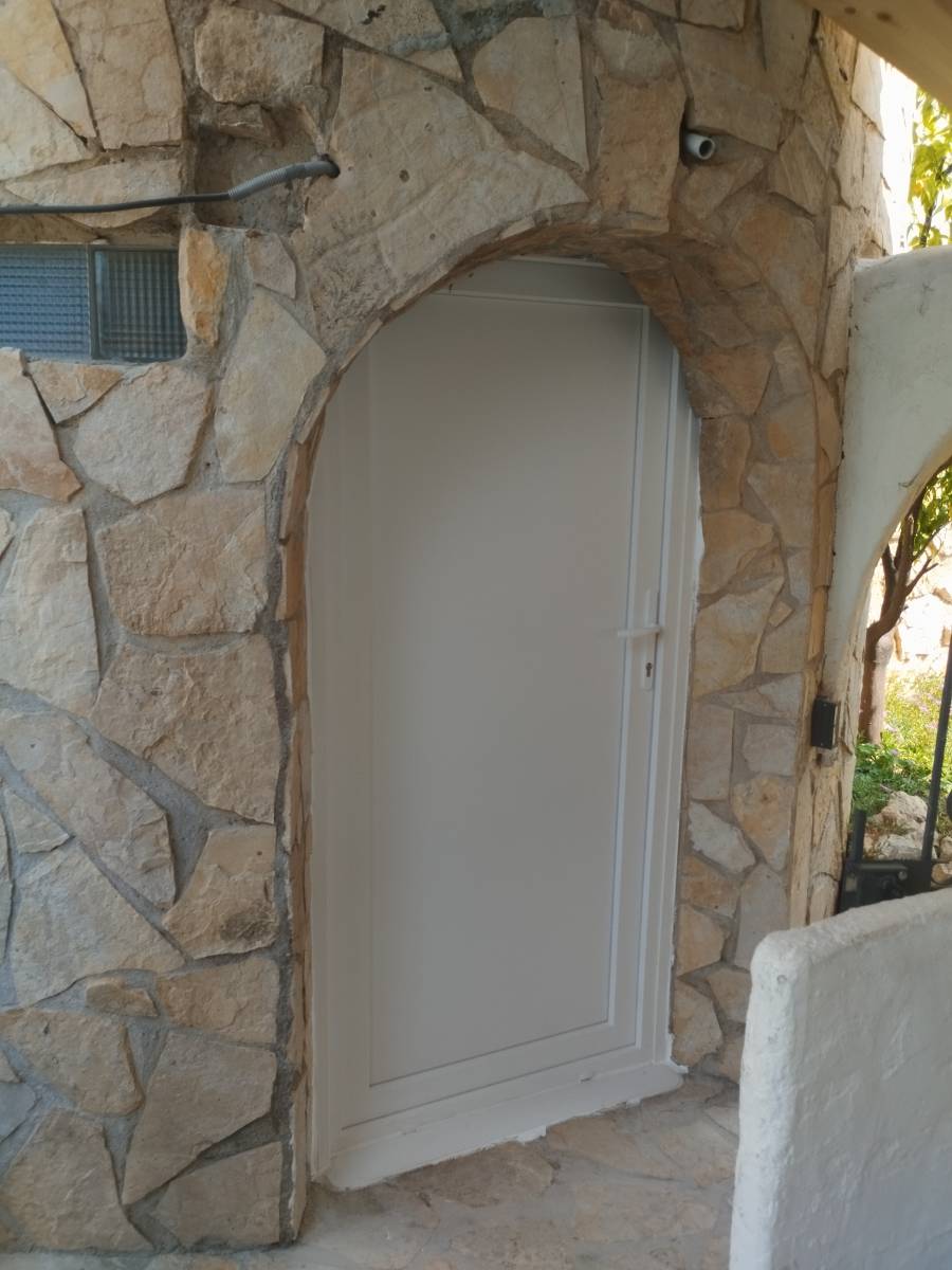 Achat et pose de portes d'entrée en aluminium design sur-mesure au Castellet proche de La Cadière