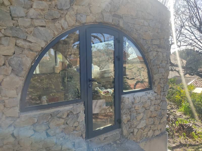 Pose d'une porte d'entrée cintrée en alu à la seyne sur mer