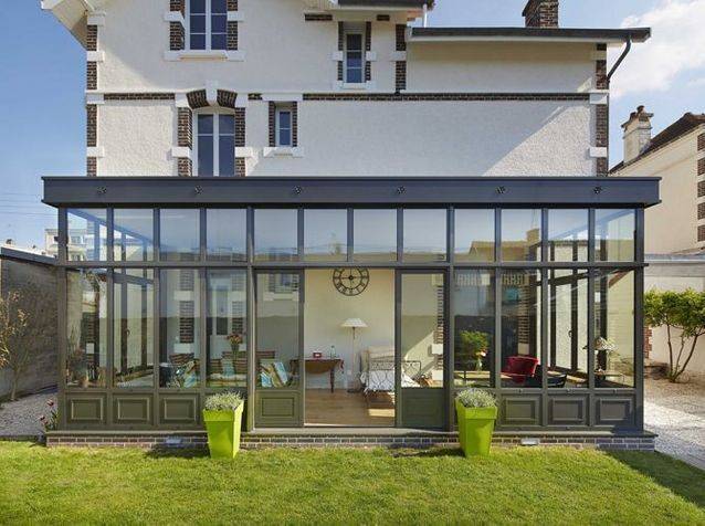 Pose d'une véranda en aluminium à Toulon et ses alentours dans le Var