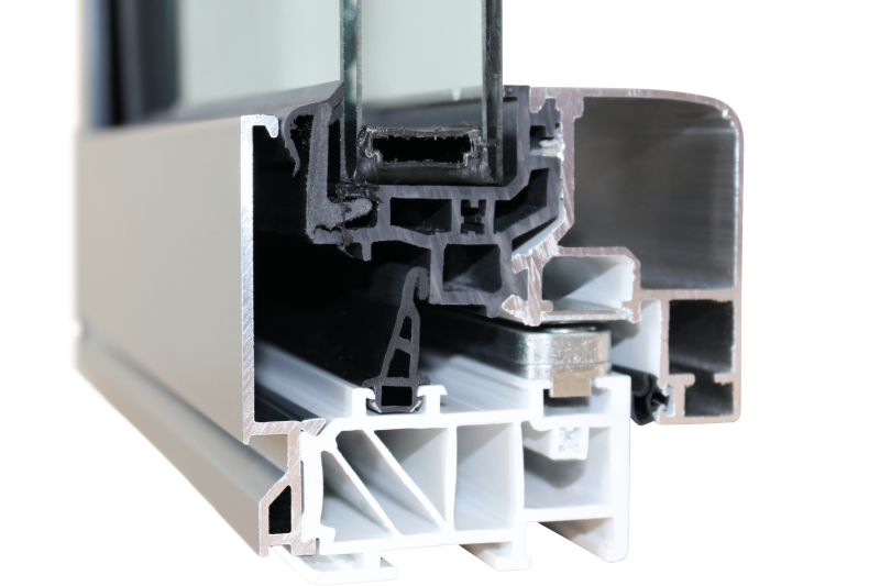 Devis pour la pose de fenêtres hybrides en PVC et aluminium à Toulon (var)